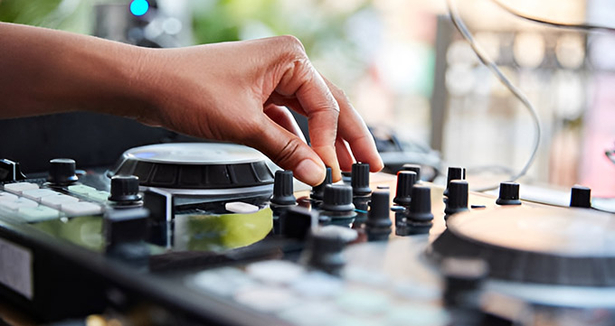 ارائه خدمات پخش موسیقی با دی جی و خواننده