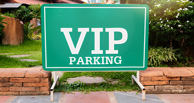 پارکینگ مجهز همراه با پارکبان